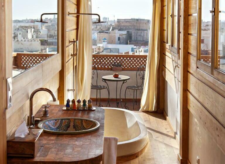 سوییت سوپریور, Riad Chbanate