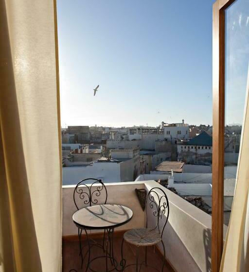 سوییت سوپریور, Riad Chbanate