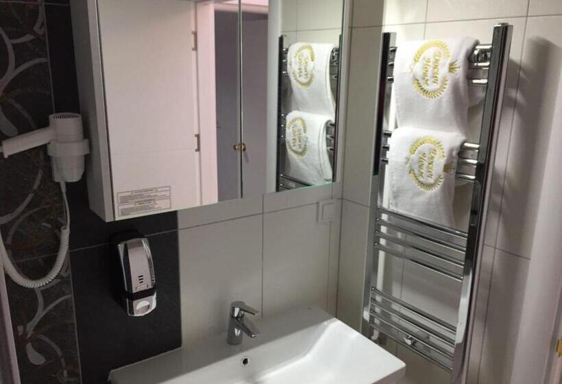 جناح جونيور مزوَّد بشرفة, Doctor House