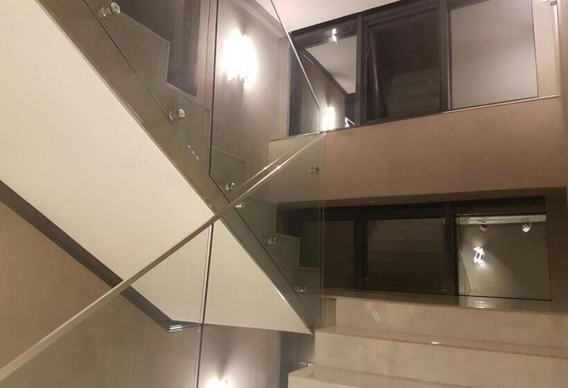 Полулюкс с Балконом, Doctor House