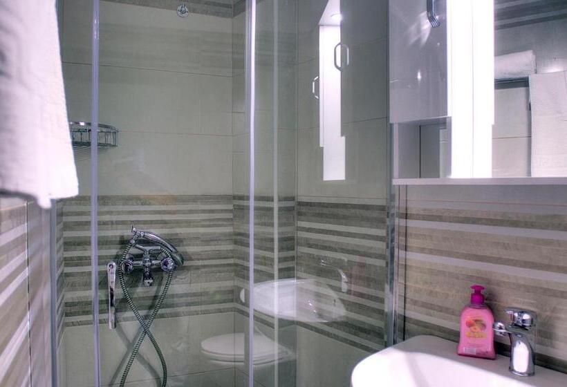 Studio Standard, Delphi