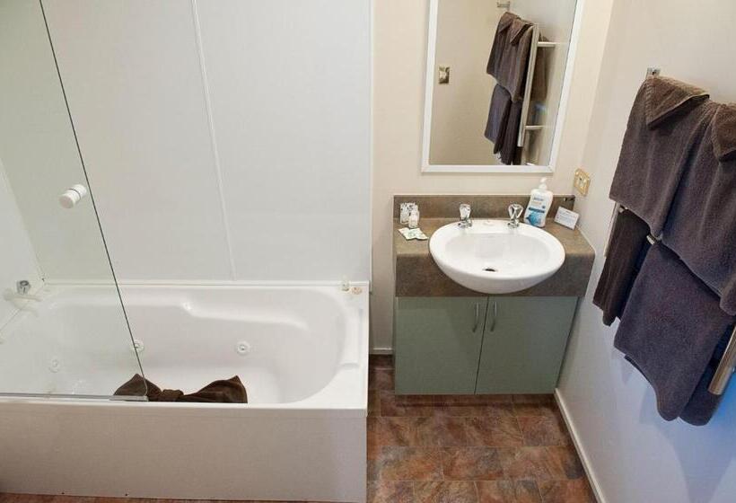 סטודיו סופריור, Asure Ashley Motor Lodge