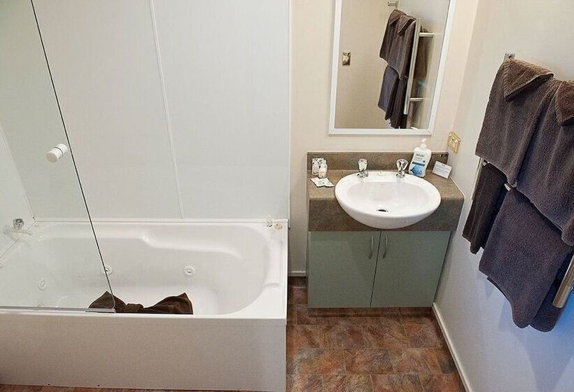 סטודיו סופריור, Asure Ashley Motor Lodge