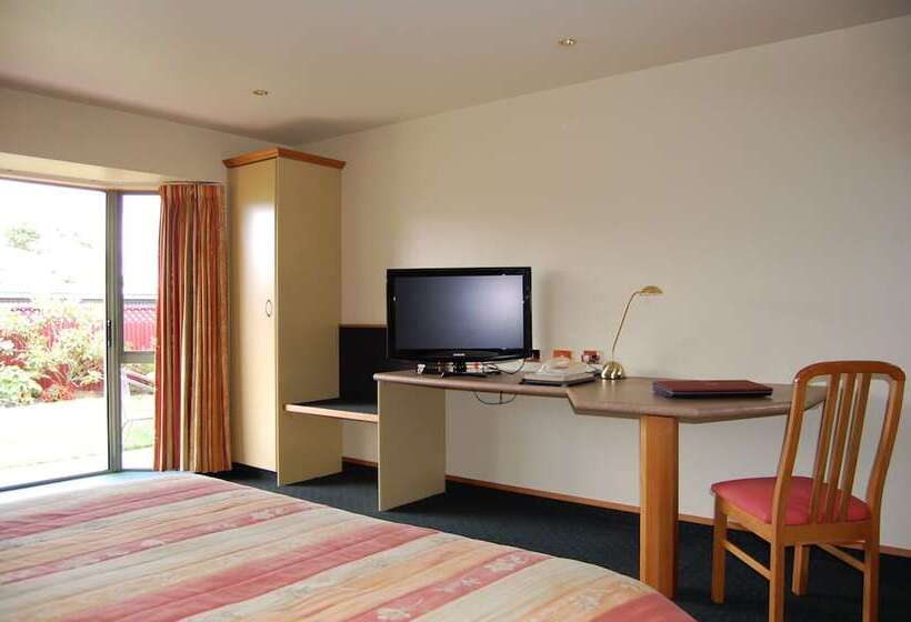 סטודיו סופריור, Asure Ashley Motor Lodge