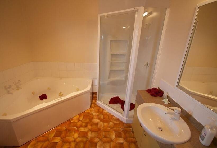 סטודיו אקזקיוטיב, Asure Ashley Motor Lodge