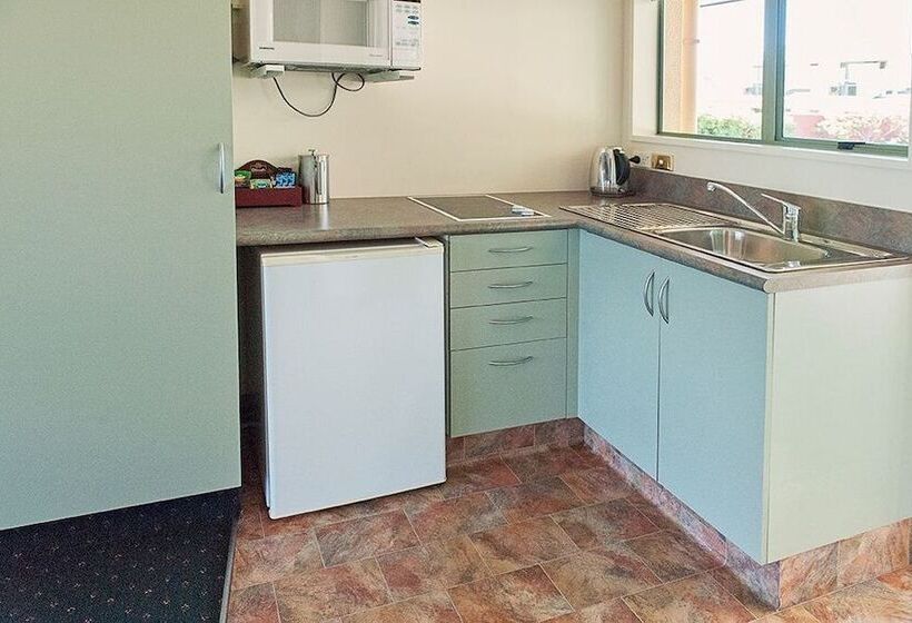 סטודיו אקזקיוטיב, Asure Ashley Motor Lodge