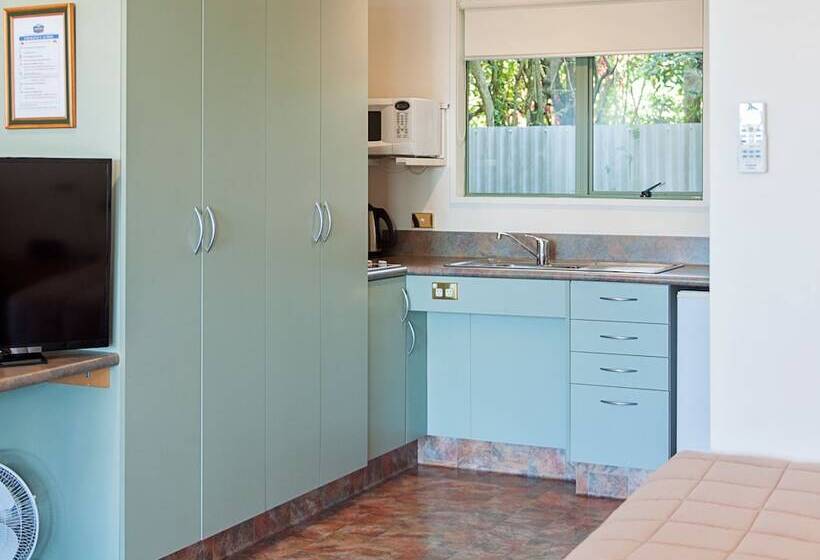 סטודיו דלוקס, Asure Ashley Motor Lodge