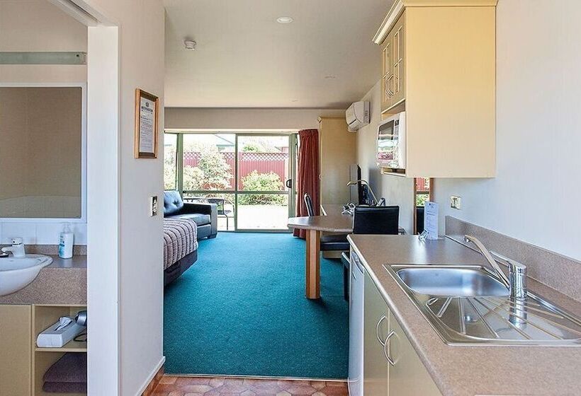 סטודיו דלוקס, Asure Ashley Motor Lodge