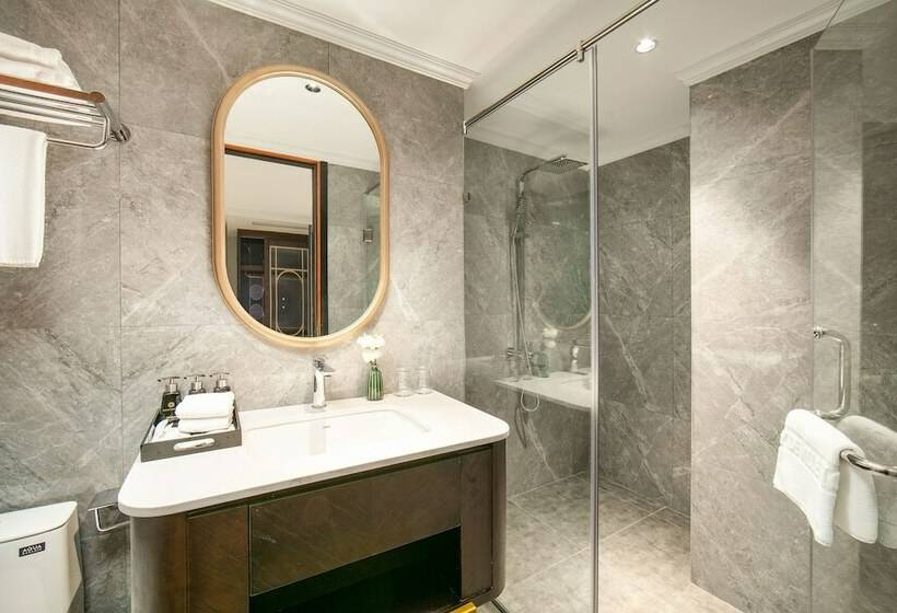 Deluxe Room, May De Ville Lakeside