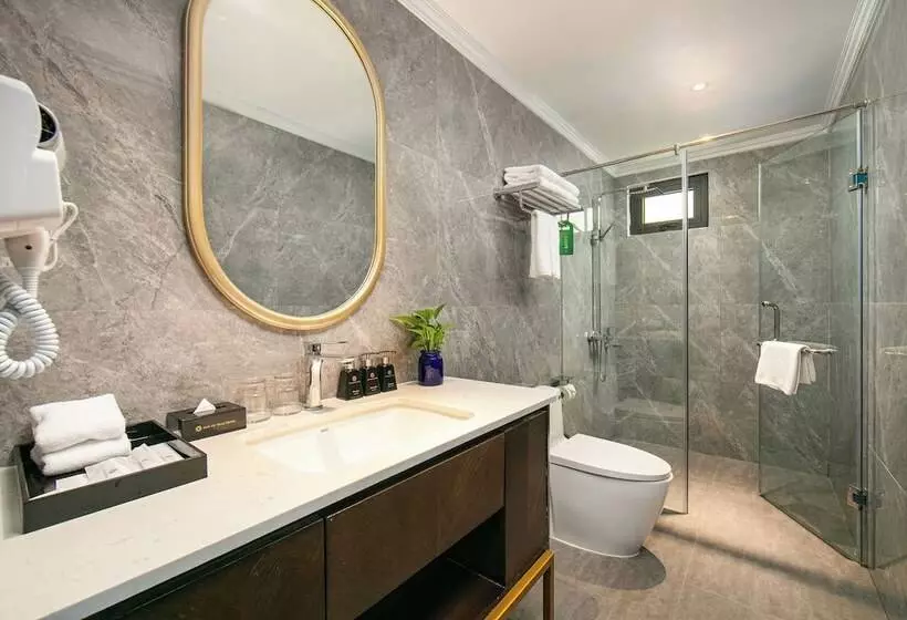 Executive Room, May De Ville Lakeside