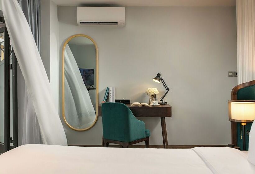 Executive Room, May De Ville Lakeside