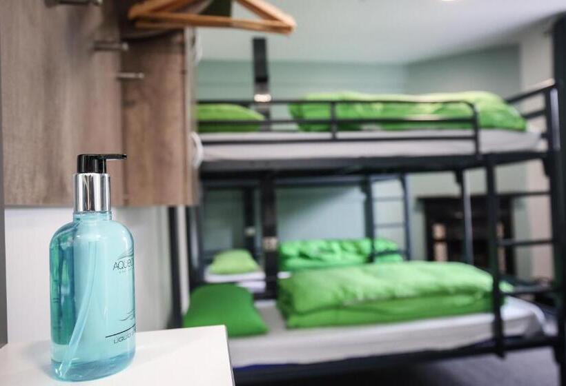 חדר סטנדרטי לארבעה עם חדר אמבטיה משותף, Yha Keswick