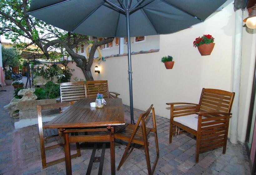 דירת חדר, Flowery Inn Villa