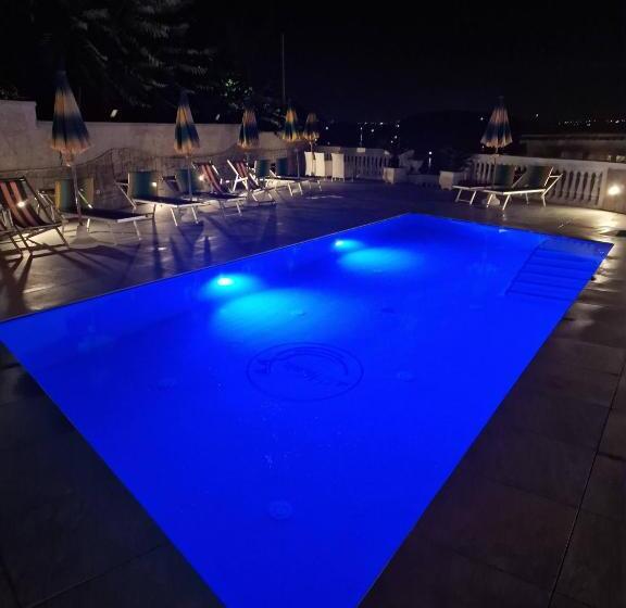 غرفة قياسية مطلّة علي البحر, Da Maria