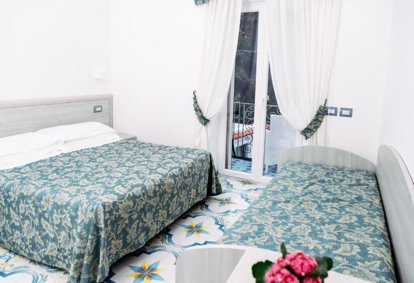 غرفة قياسية مطلّة علي البحر, Da Maria