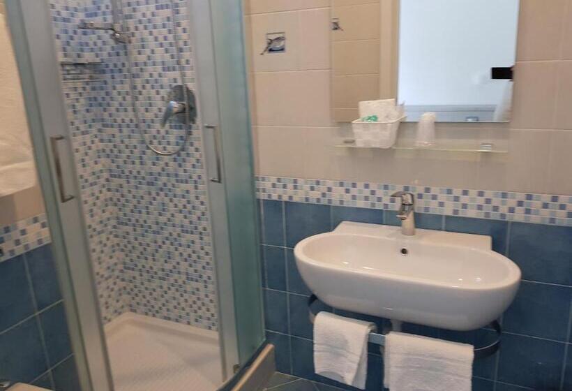 غرفة قياسية مطلّة علي البحر, Da Maria