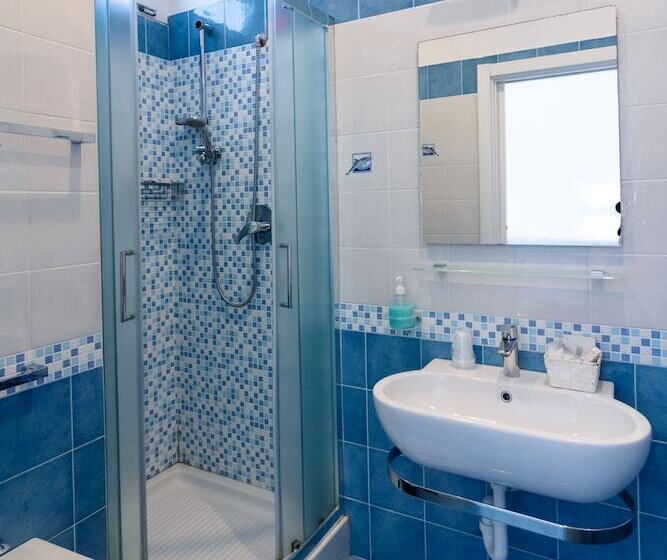 غرفة قياسية مطلّة علي البحر, Da Maria