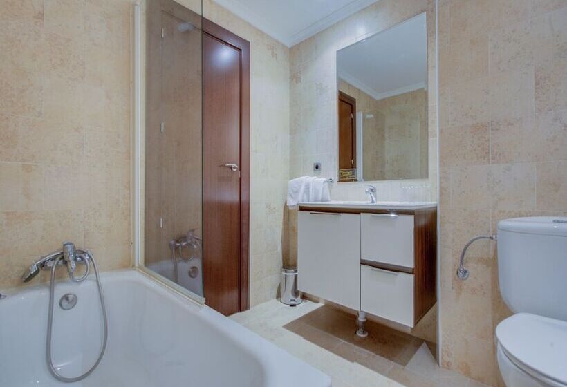 スタンダードトリプルルーム, El Mesón