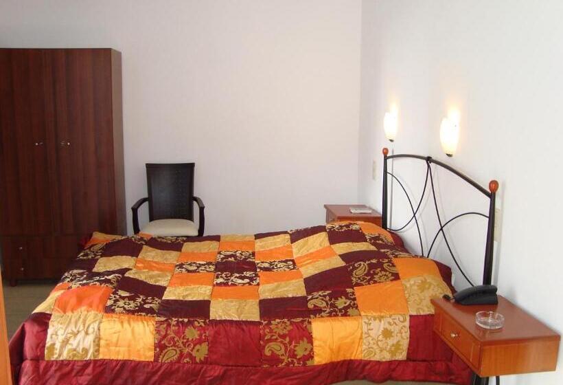 标准间, Vakhos Island