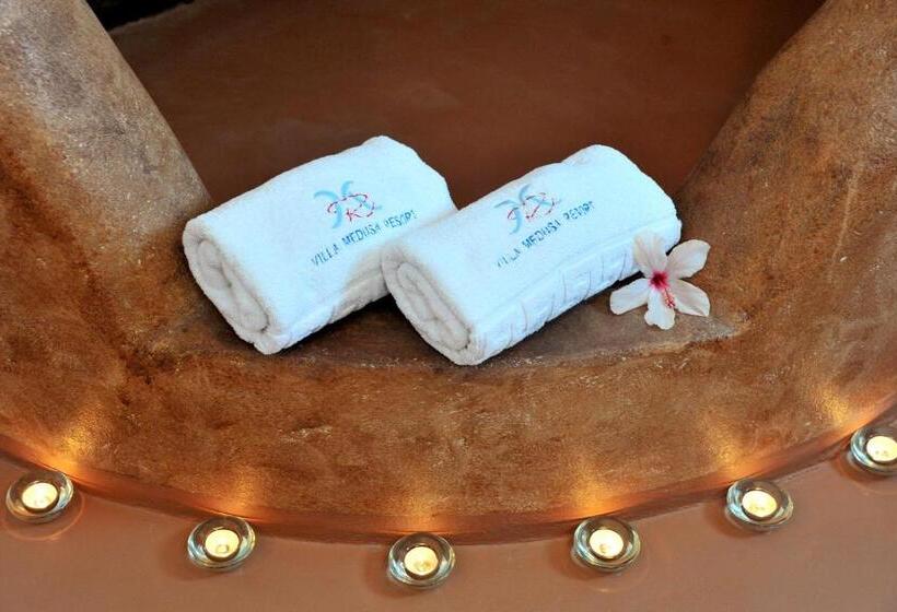 Полулюкс, Medusa Beach Resort & Suites