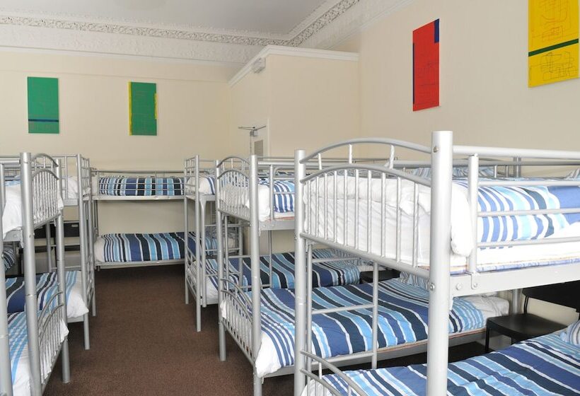 共用房间的床, The Hostel