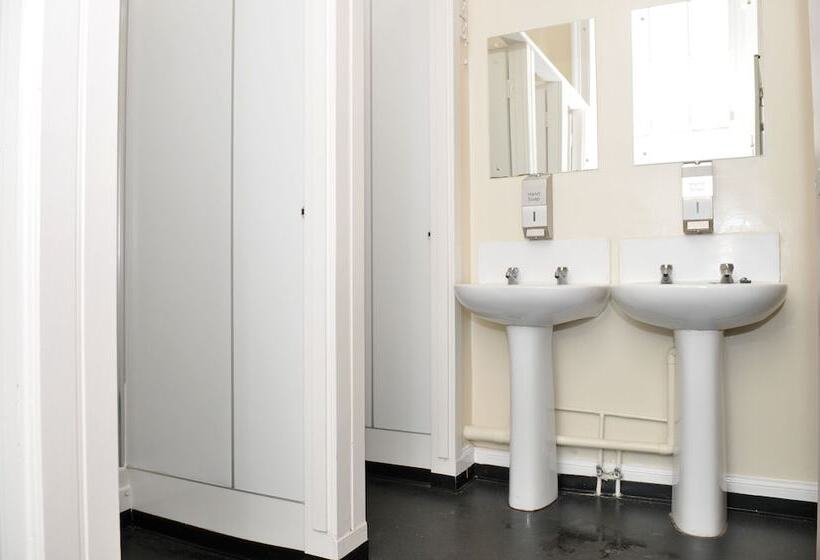 共用房间的床, The Hostel