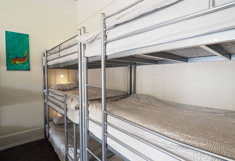 Кровать в Общей Комнате, The Hostel