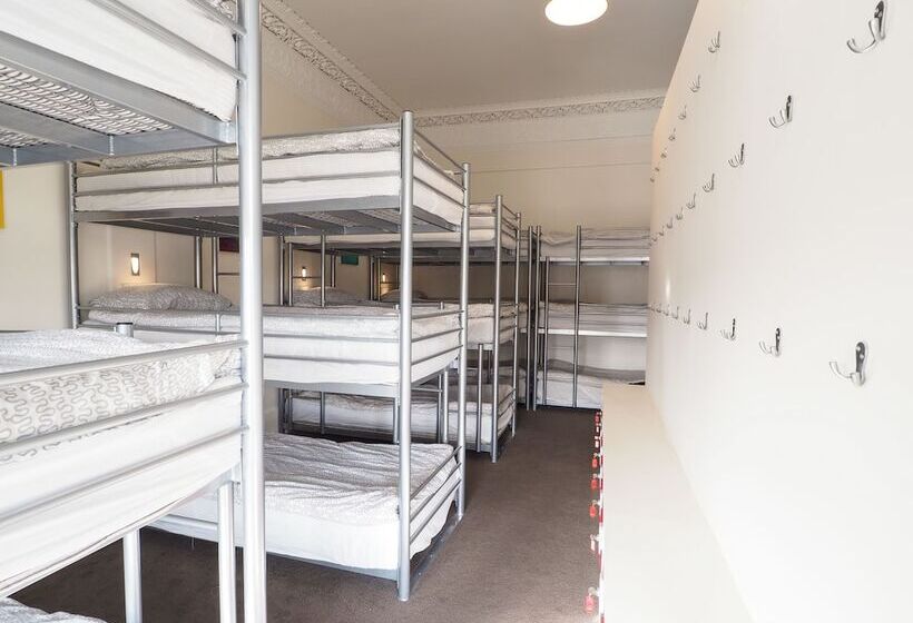 共用房间的床, The Hostel