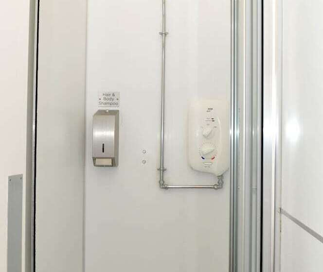 标准三人间共用浴室, The Hostel