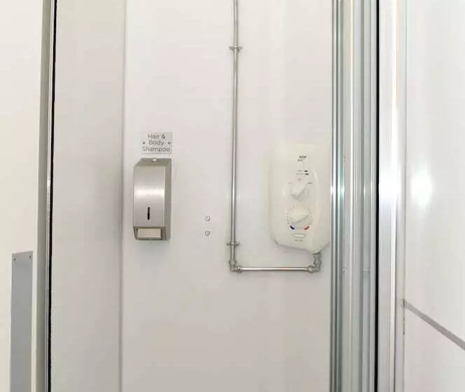 バスルーム共有のトリプルスタンダード, The Hostel