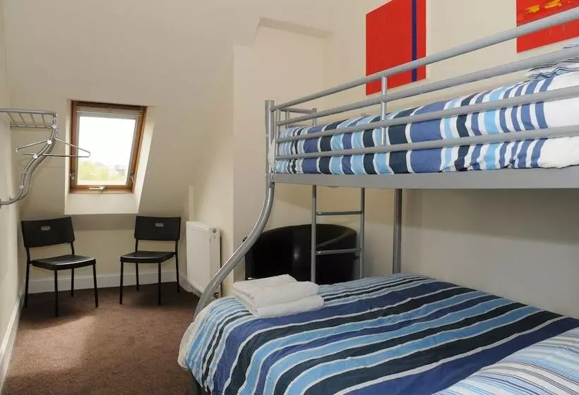 バスルーム共有のトリプルスタンダード, The Hostel