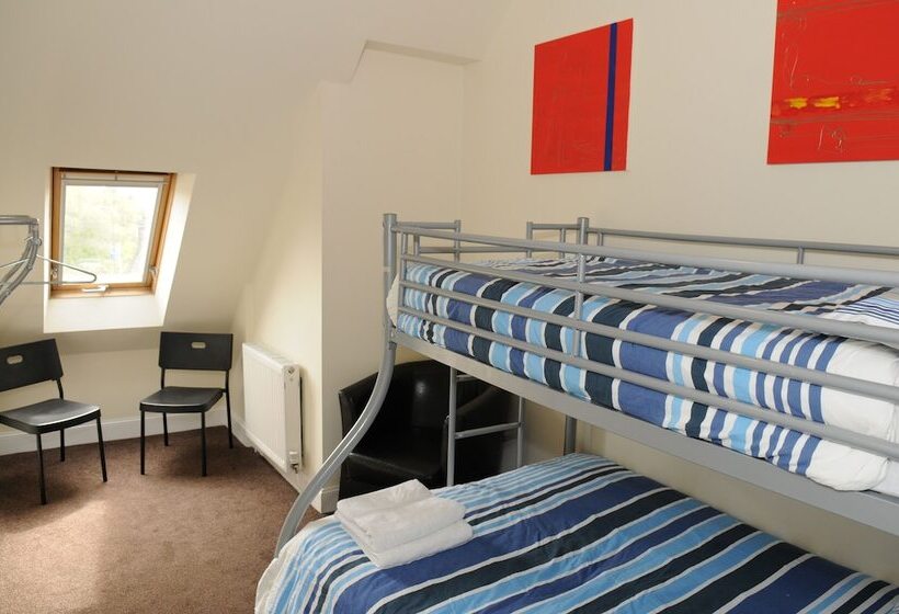 标准三人间共用浴室, The Hostel