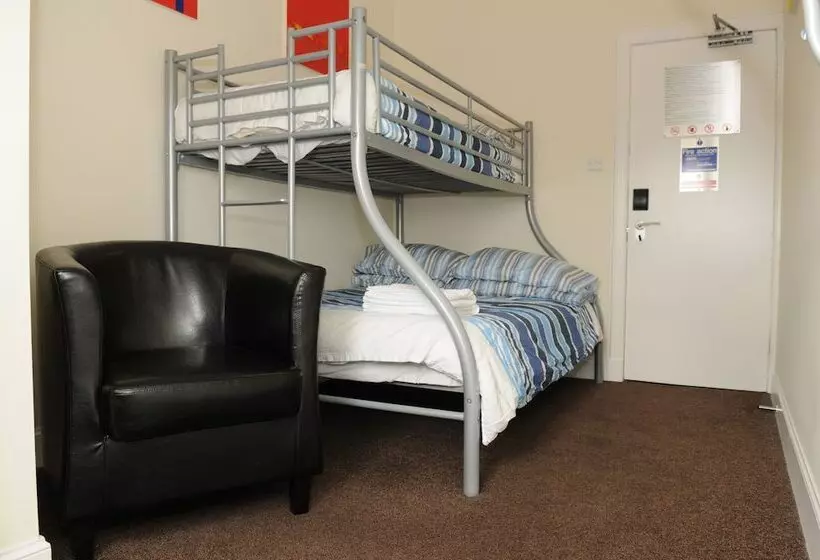 バスルーム共有のトリプルスタンダード, The Hostel