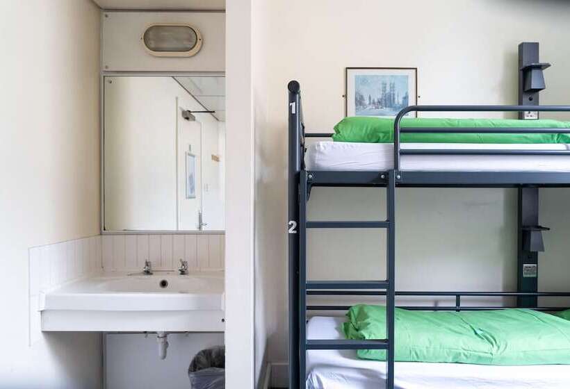 Bed in Shared Room with Shared Bathroom, Yha London St Paul S