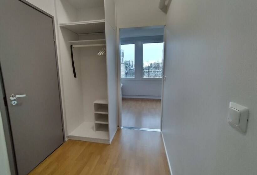 غرفة عائلية, Li Kerava