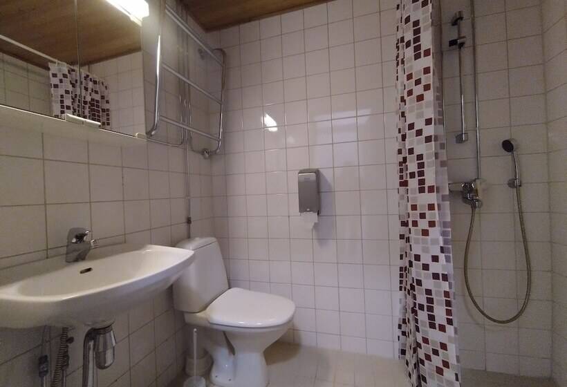 غرفة عائلية, Li Kerava