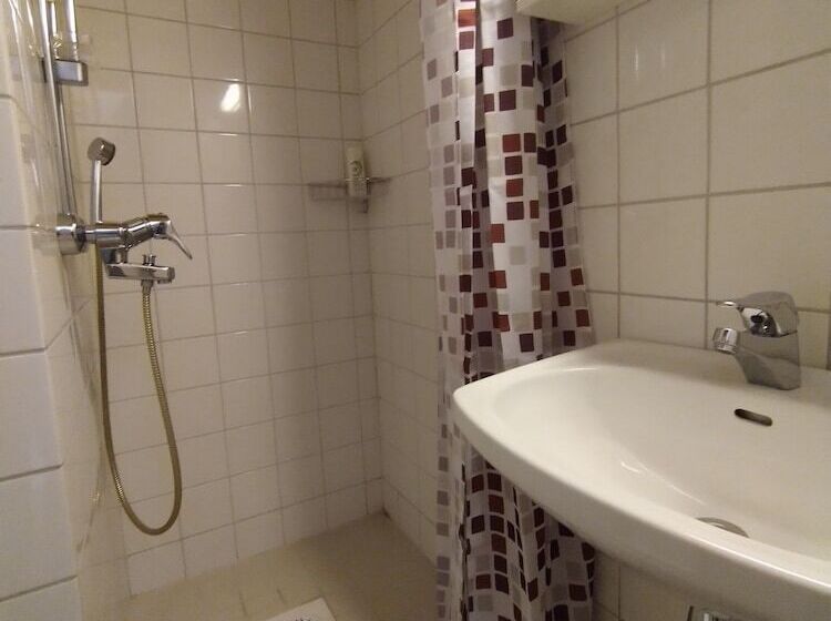 غرفة قياسية رباعية, Li Kerava