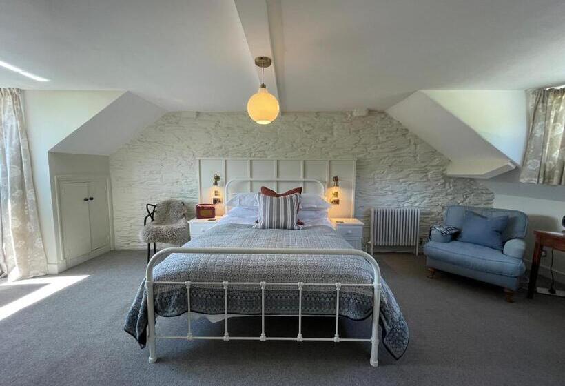 Deluxe Room King Size Bed, Chestnut Villa