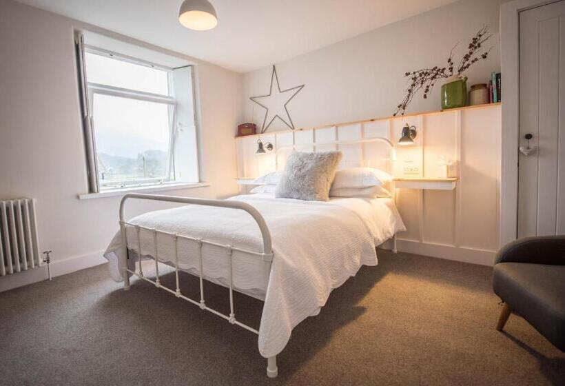 Deluxe Room King Size Bed, Chestnut Villa