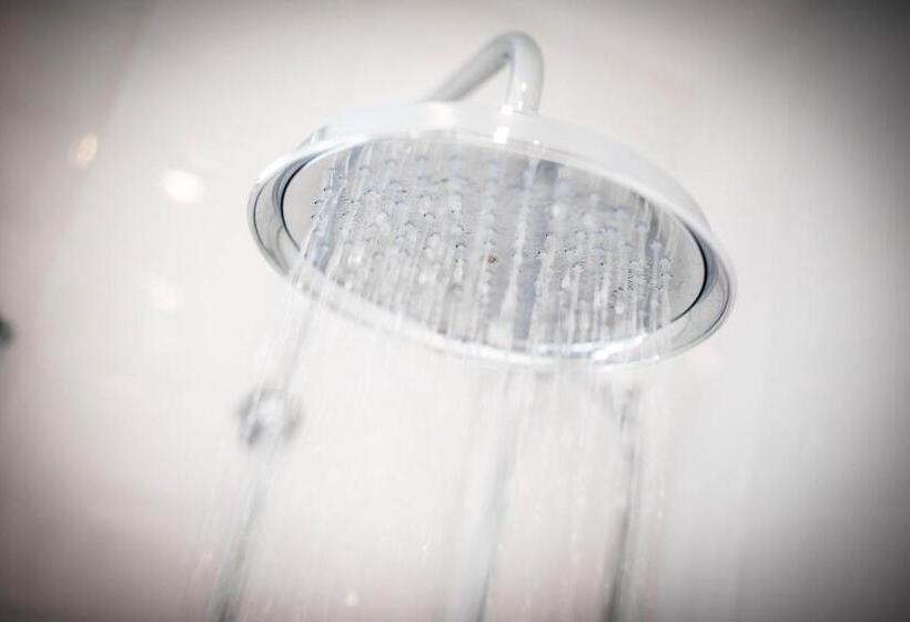 Deluxe Room King Size Bed, Chestnut Villa