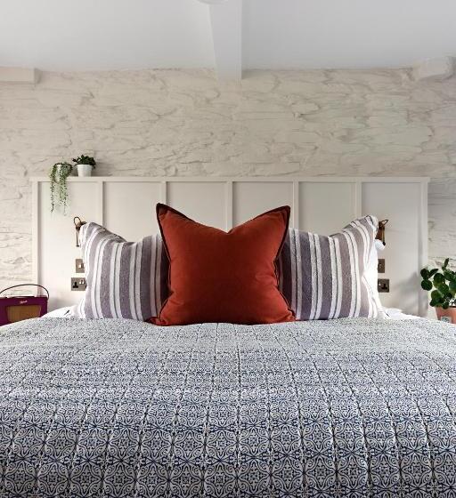 Deluxe Room King Size Bed, Chestnut Villa