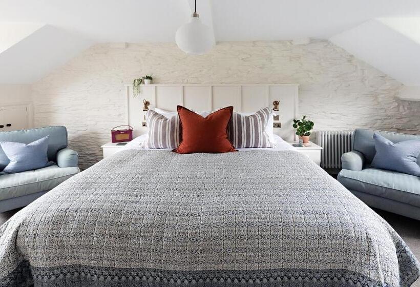 Deluxe Room King Size Bed, Chestnut Villa