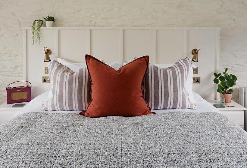 Deluxe Room King Size Bed, Chestnut Villa