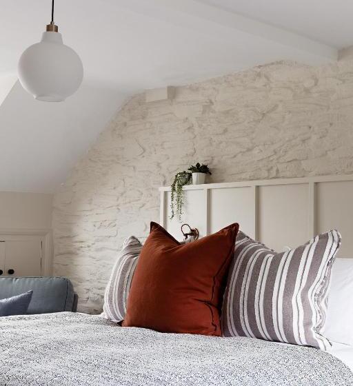 Deluxe Room King Size Bed, Chestnut Villa