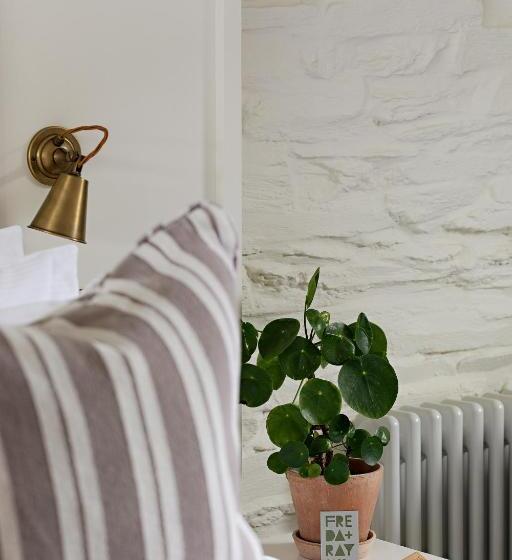 Deluxe Room King Size Bed, Chestnut Villa