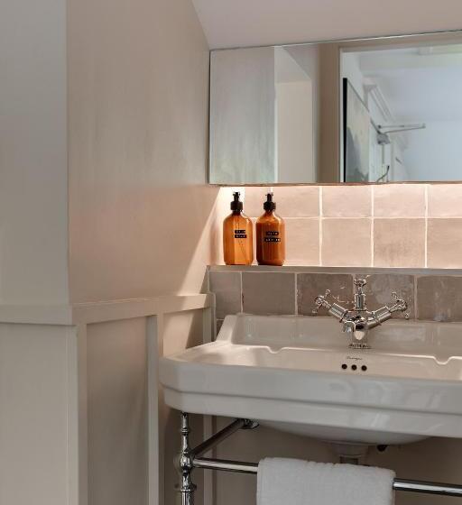 Deluxe Room King Size Bed, Chestnut Villa