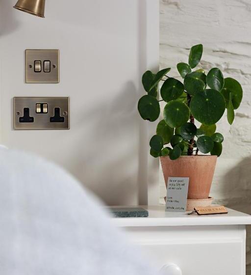 Deluxe Room King Size Bed, Chestnut Villa