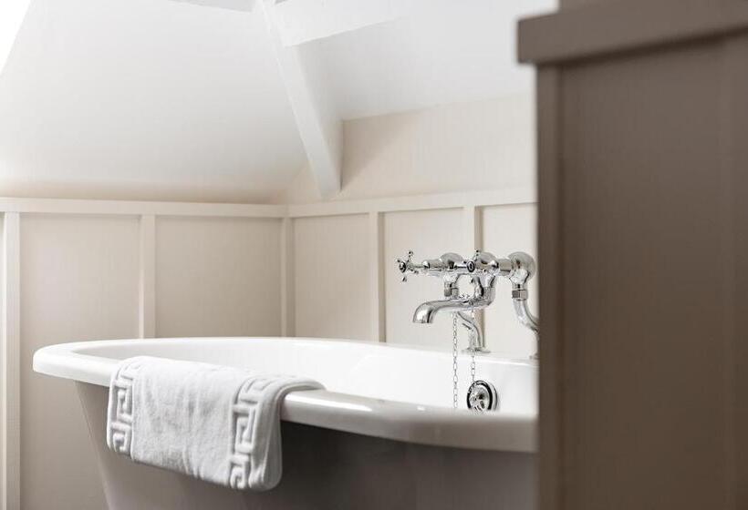 Deluxe Room King Size Bed, Chestnut Villa