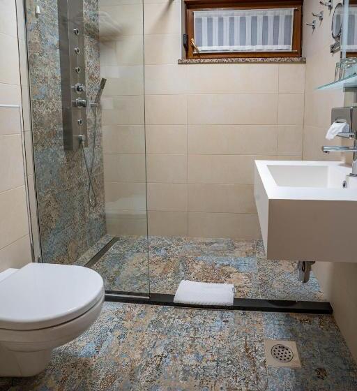 スイート, Degenija