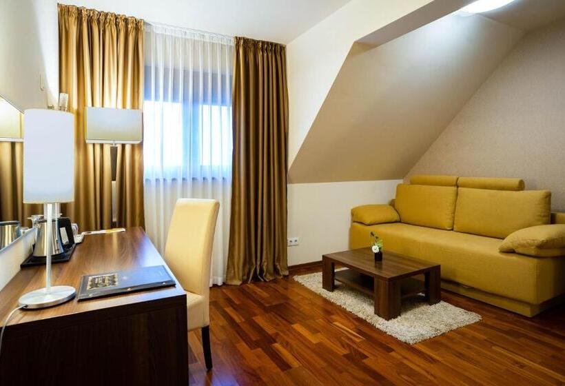 スイート, Degenija